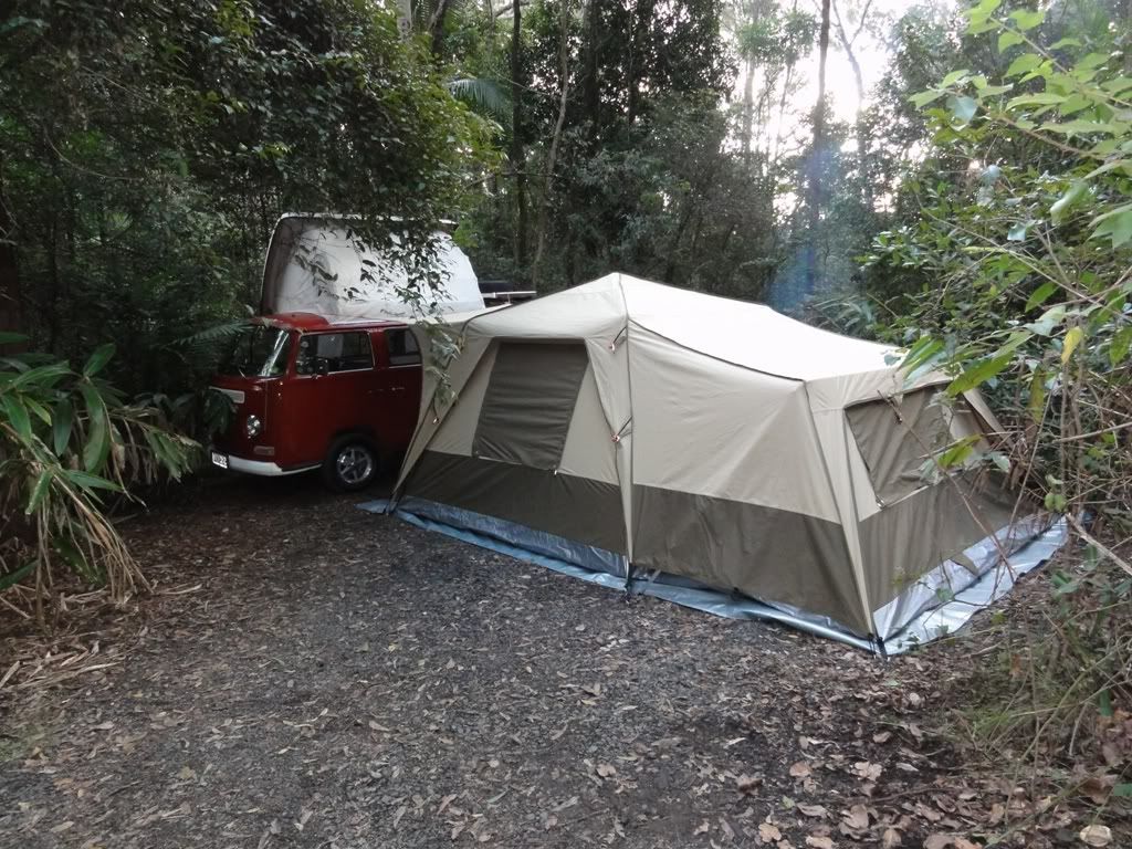 http://i723.photobucket.com/albums/ww235/vassy66T1/Camping%20and%20Kombi%20adventures/Sheepstationcreekkombisetup.jpg