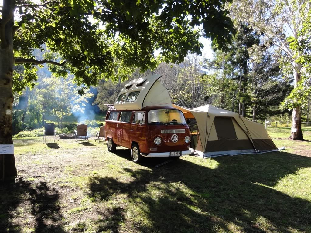 http://i723.photobucket.com/albums/ww235/vassy66T1/Camping%20and%20Kombi%20adventures/Xmascreekkombisetup.jpg